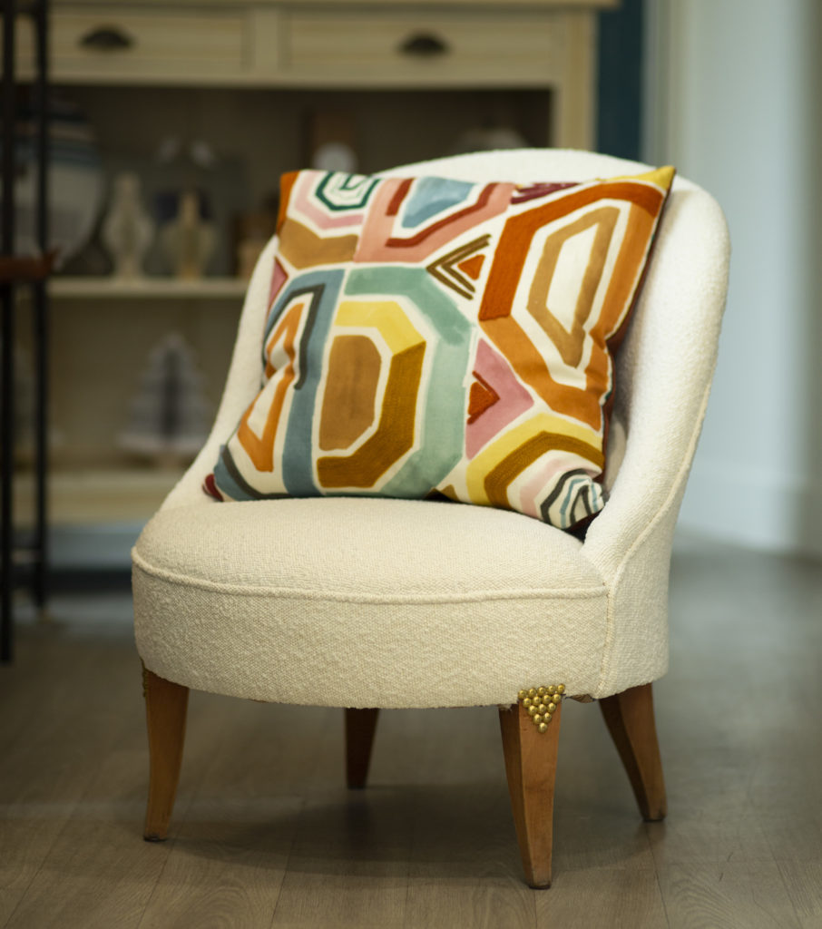 chauffeuse crapaud en situation dans la boutique. Coussin 50x50 tissu Casamance